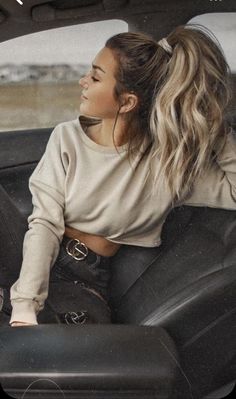 Look Boho Chic, Ponytail Hairstyles Easy, Model Pose, Women's Hairstyles, Haircuts For Long Hair, Easy Hairstyles For Long Hair, Cute Simple Outfits, Cool Haircuts, Photoshoot Poses