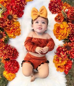 25 Ridiculously Cute Fall Baby Picture Ideas – My Motherhood Made Easy Fall Baby Picture Ideas, Holiday Baby Pictures, Baby Picture Ideas, Fall Baby Photos, Fall Baby Pictures, Baby Milestone Photos