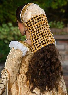 Absolutely gorgeous....I am very sorry but I have no idea as to who did this lovely work, who took the picture....no information about it at all.  It is exquisite. Hair Nets, Green Pepper, Period Outfit, Medieval Dress, Medieval Fashion, Historical Costume, Historical Dresses, Fantasy Fashion