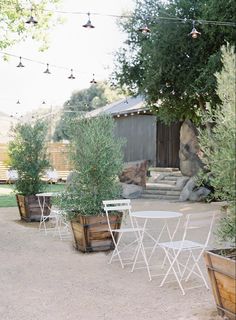 there are many chairs and tables in the yard