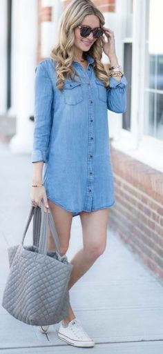 Dress With Converse, Jean Shirt Dress, White Sneakers Outfit, Jean Dresses, Chambray Shirt Dress, Sporty Dress, Sara Sampaio, Fashion Diva, White Sneakers Women