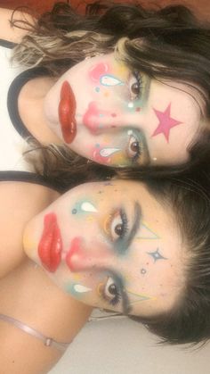 Insta @fer_cabriq Matching Face Paint Ideas For Friends, Blossom Powerpuff Makeup Look, Clown Makeup With Rhinestones, Matching Face Paint Ideas, Kirby Face Paint, Cute Clown Makeup Tutorial, Halloween Makeup Colorful, Makeup Ideas Crazy Creative, Funky Clown Makeup