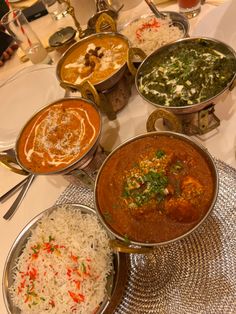 Indian Food At Wedding, Food For 8 People, Fancy Indian Food, Aesthetic Indian Restaurant, Indian Dinner Aesthetic, Desi Food Aestathic, Indian Restaurant Aesthetic, Indian Food Table, Desi Wedding Food