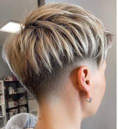 Haircut Wolfcut, Easy Trendy Hairstyles, Wolfcut Hair, Mullet Haircut, Pixie Haircut For Thick Hair, Short Hair Undercut, Super Short Hair, Latest Short Hairstyles, Trendy Short Haircuts