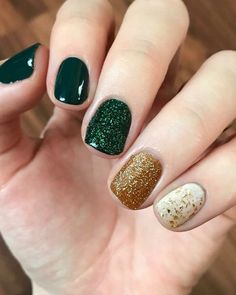 Dark Green Nails Christmas, Forest Green Christmas Nails, December Nails Green, Emerald Green Christmas Nails, Classy Holiday Nails Christmas, Cute Short Christmas Nails, Green Holiday Nails, 25 Nails, Green And Gold Nails