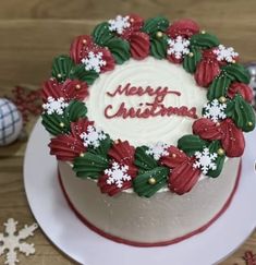 Christmas Cake Designs 2022, Minimalist Christmas Cakes, Simple Xmas Cake Designs, Christmas Cake Decorating Ideas Round, Christmas Cakes Simple, Xmas Cake Decorating Ideas Simple, Simple Christmas Cake Ideas, Christmas Cake Ideas Decoration Simple, Christmas Cake Designs Simple