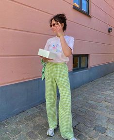 Funky Pants, A Picnic, Pant Style, Cute Summer Outfits, Colourful Outfits, Spring Summer Outfits, Colorful Fashion, High Waisted Pants, Look Fashion