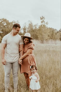 Milena Ciciotti, Social Media Fast, Maternity Photography Fall, Podcast Recommendations, Outdoor Family Photoshoot, Family Maternity Pictures, Maternity Photography Poses Couple, Maternity Photography Outdoors