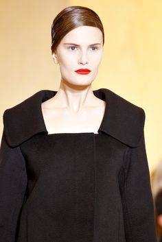 Jil Sander F11 Detail Sleek Single-breasted Wool Outerwear, Luxury Single-breasted Wool Outerwear, Luxury Wool Outerwear With Double-breasted Button Fastening, Runway Rouge Lipstick, Luxury Long-sleeved Wool Coat With Faux Fur Trim