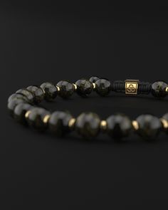 Embrassez l’énergie protectrice avec le bracelet obsidienne de la collection Prayer.
Ce bracelet fabriqué à la main combine la beauté profonde et réfléchissante de l'obsidienne avec des accents métalliques luxueux, créant un accessoire puissant mais élégant.
Conception et matériaux :


Perles d'obsidienne : Doté de perles d'obsidienne lisses de 8 mm, ce bracelet dégage une finition noire élégante et polie. L'obsidienne est connue pour ses qualités protectrices, censées protéger celui qui la port Accessory Design, Obsidian Bracelet, Obsidian Stone, Stacked Necklaces, Red Tigers Eye, The Prayer, Handcrafted Bracelets, Stacked Jewelry, Stackable Bracelets