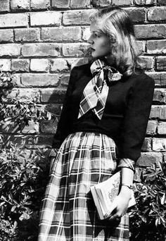 1950 Glamour, 1940s Women, Plaid Outfit, Fashion 1940s, Vintage Lovers, Lauren Bacall, 40s Fashion, Foto Poses