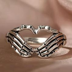 Silver Plated Zinc Alloy Unique Design: Features Skeleton Hands With A Heart Gesture. High-Quality Material: Made Of Durable And Long-Lasting Material, Ensuring That It Will Last For A Long Time. Versatile: Can Be Worn As Costume Jewelry Accessory, As A Halloween Accessory Or As An Everyday Statement Piece. Perfect Gift: This Ring Says, Not Literally, I Will Love You Until The Day That I Die Hand Shaped Ring, Biker Halloween, Rock Pattern, Skeleton Ring, Casual Dating, Silver Heart Ring, Skull Hand, Gothic Rock, Pattern Ring