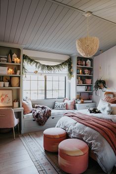 a bedroom decorated for christmas with pink accents