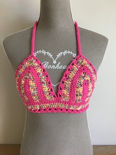 Women's crop top crocheted in 100% cotton Color: Multicolored with a dominance of fuchsia Size: M with an A/B Cup Fits with ties around the neck and tie on the back Pink Cropped Halter Top For Spring, Multicolor Cropped Cotton Crop Top, Fitted Cropped Crop Top For Beach Season, Multicolor Cotton Cropped Crop Top, Casual Pink Cropped Halter Top, Pink Halter Neck Crop Top For Spring, Multicolor Cotton Crop Top, Pink Cropped Top For Vacation, Fitted Crochet Cropped Halter Top