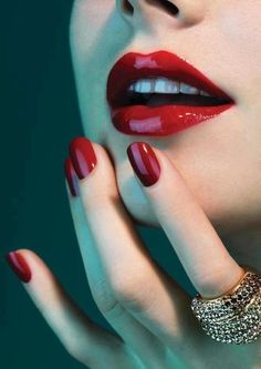 This Has To Be The Prettiest Makeup Ideas That Might Inspire You Red Nail Polish, Red Nail, Victoria Secrets, Olivia Palermo, Gigi Hadid, Beautiful Makeup