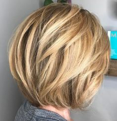 Short Haircut With Angled Layers Thick Wavy Hair, Bob Hairstyles For Thick, Caramel Blonde, Cute Short Haircuts, Balayage Blonde, Short Hairstyles For Thick Hair, Short Layered Haircuts, Short Bob Haircuts, Penteado Cabelo Curto