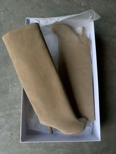 Mm6 Boots, Suede Aesthetic, Heels Flower, Margiela Boots, Aesthetic Designer, Woman Entrepreneur, Heels Block, Flower Heels, Heels Vintage