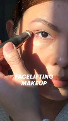 Makeup Ideas How To, Different Makeup Tutorials, Contour For Face Lift, Eye Lift Makeup Tutorial, Conturing Makeup Tutorial, Contour Face Lift, Simple Makeup Natural Tutorials, Lifted Contour, How To Do Your Makeup