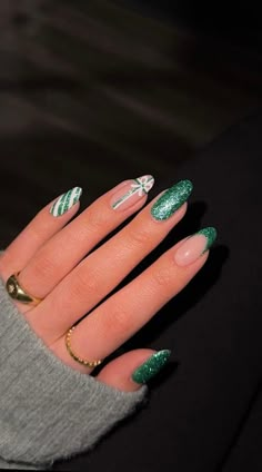 Christmas Nails 2023 Almond Shape, Green Glitter Christmas Nail Designs, Green Almond Christmas Nails, Green Glitter Nail Art, Christmas Nails Green Glitter, Green Glitter Nails Christmas, Green Sparkly Christmas Nails, Christmas Nails 2023 Green, Sparkly Green Christmas Nails