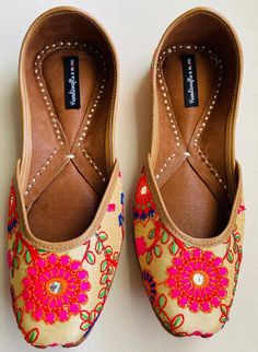 Timeless beauty is 'BANJARA BALLET' to be clubbed with any outfit to get the stunning glaze.This subtle off white and multicolored embroidery jutti is a contemporary classic pair of juttis which is a perfect accompaniment to just about anything.*Ethnic Shoes/Women Flats/Handmade Indian Designer Women Shoes or Slippers/Royal shoes/traditional style WomenSPECIFICATIONS:•Upper/Panna -Off White/Cream fabric base with embroidery•Back/Adda - Off White/Cream fabric base with embroidery•Lining - Leather Traditional Meenakari Slip-on Flats, Navratri Closed Toe Flats With Mirror Work, Festive Flats With Dori Work For Navratri, Festive Navratri Flats With Zari Work, Festive Mirror Work Closed Toe Flats, Traditional Gota Work Flats For Diwali, Traditional Flats With Mirror Work For Navratri, Festival Flats With Zari Work, Diwali Gota Work Slip-on Flats