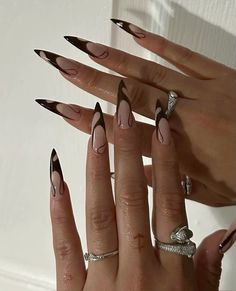 @ffreshprincess 🌴| ⚠️: not my pin. just trying to give you some inspiration. all credits to the official creator | @klawsbysonia ✨ Stilleto Nails Designs, Kutek Disney, Pointy Nails, Edgy Nails, Grunge Nails, Pointed Nails, Classy Acrylic Nails