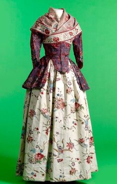 BlackCupcakeKitty — Late 18th Century shawl, jacket and skirt. I... Ancient Fashion, American Duchess, Old Dress, Museum Fashion