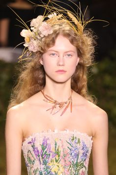 Hairstyles Runway, Flower Hairstyles, Dior Flowers, Couture Hairstyles, Christian Dior Haute Couture, Dior Haute Couture, Christian Dior Couture, Dior Couture