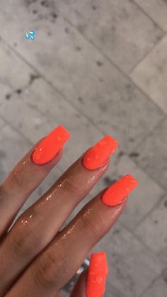 Uñas Kylie Jenner, Pedicure Design, Bright Summer Acrylic Nails, Orange Acrylic Nails, Kylie Nails, Pedicure Station, Kylie Jenner Nails, French Pedicure, Gel Pedicure