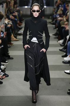 The complete Alexander Wang Fall 2018 Ready-to-Wear fashion show now on Vogue Runway. Runway Looks, Fashion 2018, Fashion Show Collection, Fall 2018, Vogue Paris, Mode Inspiration, Fashion Addict, Fashion Week Spring, New York Fashion Week