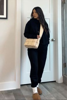 Cute Simple Outfits Fall, Joggers And Uggs Outfit, Comfy Outfit Inspo Casual, Chunky Socks Outfit, Ugg Work Outfit, Knit Socks Outfit, Styling Ugg Slippers, Cute Outfits With Ugg Slippers, Cute Outfits With Joggers