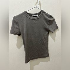 Never Worn Gray, Zara T-Shirt Perfect Condition Size Small Casual Fitted Crew Neck T-shirt, Trendy Zara Tops For Everyday, Gray Short Sleeve Tops For Everyday, Fitted Crew Neck Shirt, Basic Fitted Crew Neck T-shirt, Zara Cotton Tops For Everyday Wear, Simple Fitted T-shirt For Everyday, Zara Basic Crew Neck Top, Basic Zara Tops