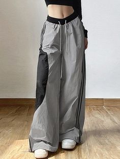 Pants 2023 Fashion Trends, Emmiol Outfits, Acubi Pants, Gray Pants Outfit, Cool Pants Outfit, Pant Accessories, 2023 Pants, Different Pants, Gray Clothes