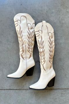 bronco tall boots – mode Boots Mode, Cowgirl Boots Square Toed, Wild West Cowboys, Swim Bottoms, Puffer Vest, Tall Boots, High Rise Jeans, Crop Shirt, Cowgirl Boots