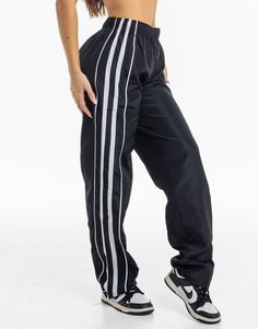 Loved by all for their cosiness and dependability. The Blur Flare Sweatpants are the perfect basics to help you get more out of your athleisure - Regular Waisted. Mid-rise waistband - Fabric is cotton mix for warmth and softness - Waist pockets - Embroidered ECHT Logo - Designed for low movement activities 60% Cotton, 40% Polyester Skye is wearing size Small. She is 170cm (5'6") tall with an 33" bust, a 25" waist and 36" hips.