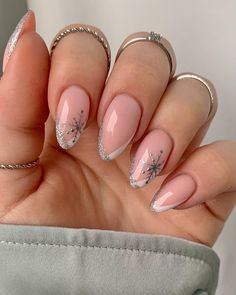 Snowflake Nail Design, Christmas Nails Easy, Christmas Gel Nails, Makijaż Smokey Eye, Snowflake Nails, Winter Nail Designs, Xmas Nails, Classy Nails