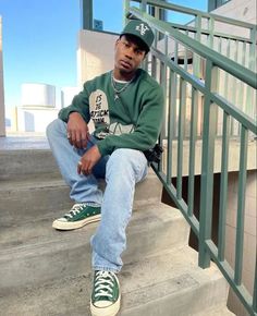 Green Fitted Hat Outfit Men, Black Dude Outfits, New York Street Wear Men, Green Streetwear Outfit Men, Black Mens Clothing Styles Streetwear, Street Wear Guys, Men Outfits Black Guys, Green Men Outfit, Mens Outfits Green