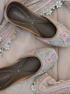 Indian Sandals, Indian Wedding Shoes, Fancy Sandals, Shoes Fashion Photography, Diy Fashion Scarf, Pretty Sandals, Fashion Shoes Sandals