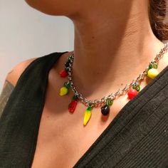 Collar corto tipo gargantilla con colgantes de cristal hechos a mano: sandía, mazorca, limón, berenjena, manzana y pimiento rojo. Cadena de acero con cierre mosquetón. Largo de cadena: 44 cm.(si lo desea, puede alargarse o acortarse a petición) . Eslabones de cadena de 5 mm.  Se envía con un adorno de repuesto para el caso de alguna rotura. Precauciones de uso: evitar caídas y golpes, ya que pueden ocasionar la rotura de alguna pieza de cristal. Pendientes a juego disponibles en web Party Multicolor Charms Necklaces, Trendy Glass Jewelry With Lobster Clasp, Unique Party Jewelry With Charms, Glass Dangle Jewelry For Parties, Trendy Round Glass Jewelry, Party Glass Dangle Jewelry, Handmade Multicolor Charm Necklaces For Parties, Handmade Metal Charm Necklaces For Party, Handmade Metal Dangle Charm Necklaces