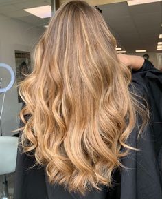 Cooper Blonde Balayage Brunettes, Dark Blonde Hair With Golden Highlights, Layered Dark Blonde Hair, Coral Beige Hair, Golden Honey Blonde Highlights, Blonde Hair For Autumn Skin Tone, Light Honey Brown Hair Color Caramel, Honey Blonde Hair Inspiration, Golden Honey Blonde Balayage Brunettes