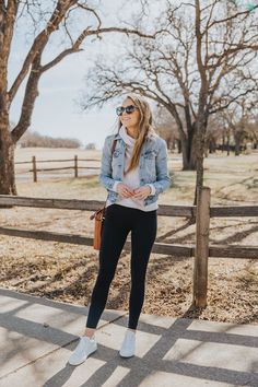 White Sneakers Outfit Spring, White Sneakers Women Outfit, Sneakers Outfit Spring, Jeans And Sneakers Outfit, Leather Leggings Look, White Sneakers Outfit, Sneaker Outfits Women, Look Legging, Outfit Chic