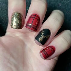 Bianka I Nailart & Swatches on Instagram: “Christmas Plaid nailart ❤️🖤✨🦌 I love plaid manis so much, so I wanted to do a christmasy version too! Everything is handpainted with a…” Boutique Nails, Christmas Plaid, Instagram Christmas, Christmas Nail, Christmas Nail Art, Plaid Christmas