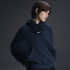 Grounded in style, comfort and versatility, meet our take on luxury loungewear. Our roomiest fit paired with exaggerated details (like the oversized pocket and taller ribbing) ensures this hoodie is anything but basic. All that's left to decide is whether to style it with the matching sweats or other pieces from your wardrobe. Nike Sportswear Phoenix Fleece, Matching Sweats, Womens Athletic Outfits, Luxury Loungewear, Women's Sportswear, Loungewear Luxury, Oversized Pullover, Women Lifestyle, Athletic Outfits