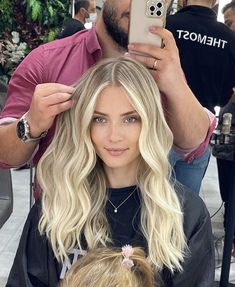 Bright Dementional Blonde, Spring Blonde 2024, Blonde With Roots Showing, Root Tap Blonde Hair, Top Of Head Highlights, Rooty Blonde With Money Piece, Long Blonde Summer Hair, Butter Blonde Hair Dark Roots