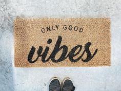 someone is standing in front of a door mat that says, only good vibes