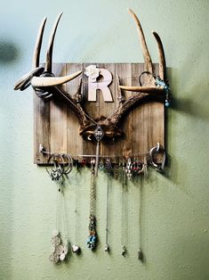 Antler Projects, Diy Decoration Ideas, Deer Antler Crafts, Western Bedrooms, Antler Ideas, Deer Antler Decor, Antlers Decor, Western Bedroom Decor, Western Rooms