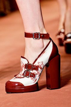 Hermès Shoes Heels Classy, Shoe Trends, Fancy Shoes, Unique Shoes, Crazy Shoes, Pretty Shoes, Dream Shoes, Mode Inspiration, Red Shoes