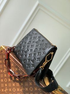 Size: 26cm*20cm*12cm It comes with Dust box, Care manual, Tag, and Paper bag. Branded Bags, Women's Style, Louis Vuitton Bag, Contact Us, Bags Women, Paper Bag, Bag Lady, Louis Vuitton, Things To Come