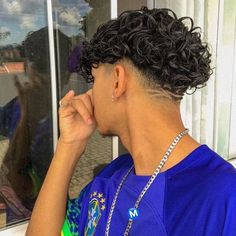 Os cabelos cacheados masculinos possuem uma beleza única e oferecem uma infinidade de possibilidades de estilos e cortes. Se você está procurando um novo visual e quer realçar a beleza dos seus cachos, está no lugar certo! Curly Hair Taper, Curly Taper Fade, Haircut Selfie, Photo Hijab