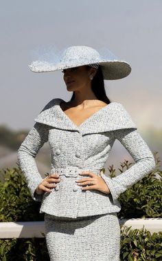 Elegant Hats Classy, Black Hollywood Glamour, Tweed Fashion, Stylish Winter Coats, Cute Professional Outfits, Outfit Elegantes, Cowgirl Style Outfits, Derby Outfits, Short Blazer