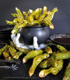 some green beans are in a black bowl